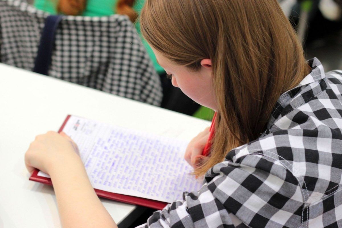 Studentka píše test