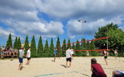 Turnaj v plážovém volejbale. Sportovní den školy